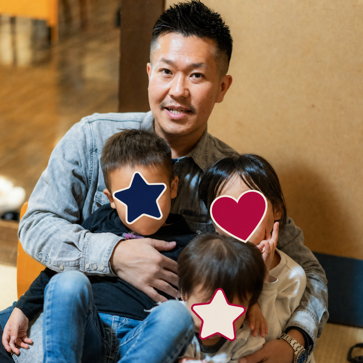 マチダガクと家族の写真。子どもの顔はプライバシー保護のため星とハートで隠しています。